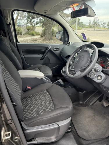 9897_an_image_of_the_dash_and_front_seat