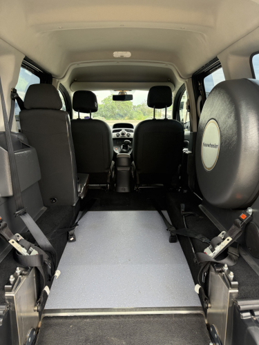 9897_interior_image_of_the_2013_renault_wheelchair_vehicle